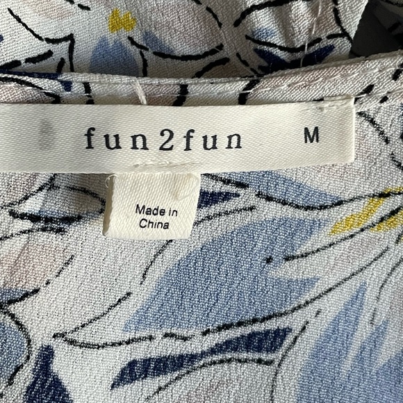 Fun 2 Fun Blouse SZ - M - Picture 4 of 5